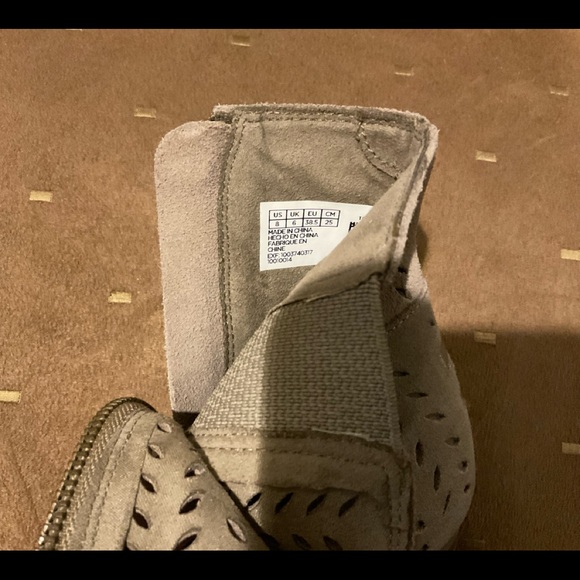 LIKE NEW - TOMS SIZE 8 MAJORCA DESERT SUEDE PERFORATED LEAF PEEP TOE BOOTIES - Picture 7 of 7